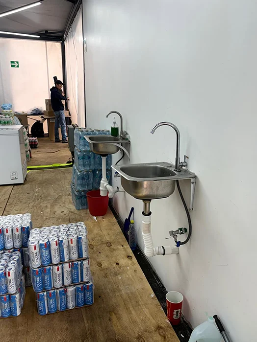 Instalación hidrosanitaria con tarjas y líneas de descarga