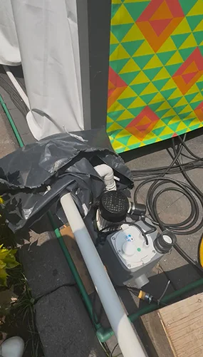 Detalle del equipo instalado detrás del área de servicio