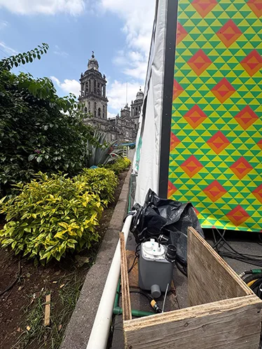 Ubicación exterior del equipo y conexiones de servicio