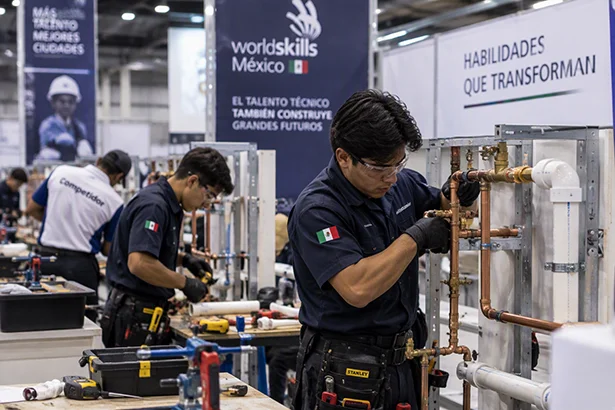 Carlos Ayala durante la entrevista sobre la participación de APLOMEX en WorldSkills México